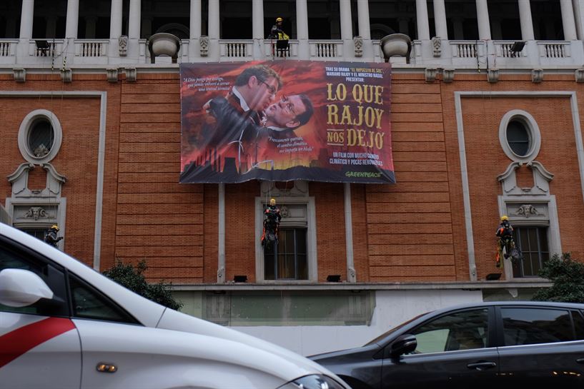 Greenpeace ha desplegado la pancarta en el antiguo Palacio de la Música de Madrid. Foto: Greenpeace