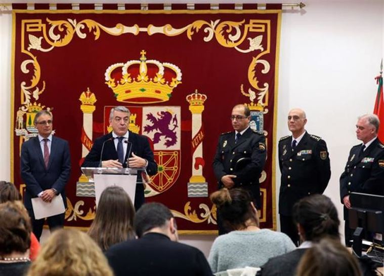 Rueda de prensa del delegado del Gobierno en el País Vasco, Javier de Andrés. Foto: EFE