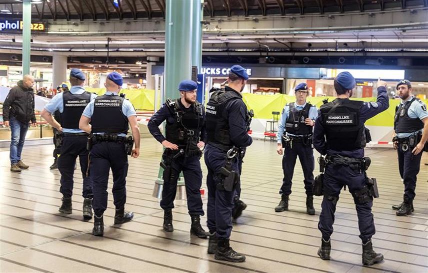 La Policía patrulla en el interior del aeropuerto de Schiphol. Foto: EFE
