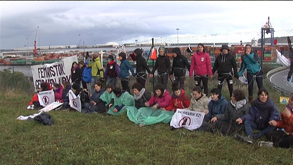 Mujeres se encadenan en el Puerto de Bilbao como forma de protesta. Foto: EiTB