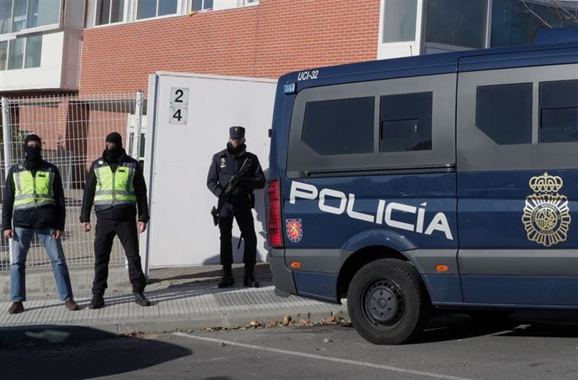 Espainiako Poliziako kideak ustezko jihadista bat atxilotu duten tokian. Argazkia: EFE