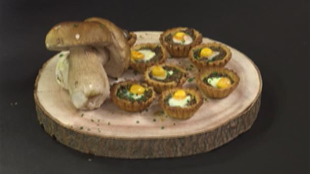 Tartaleta de hongos, brie y huevo de codorniz