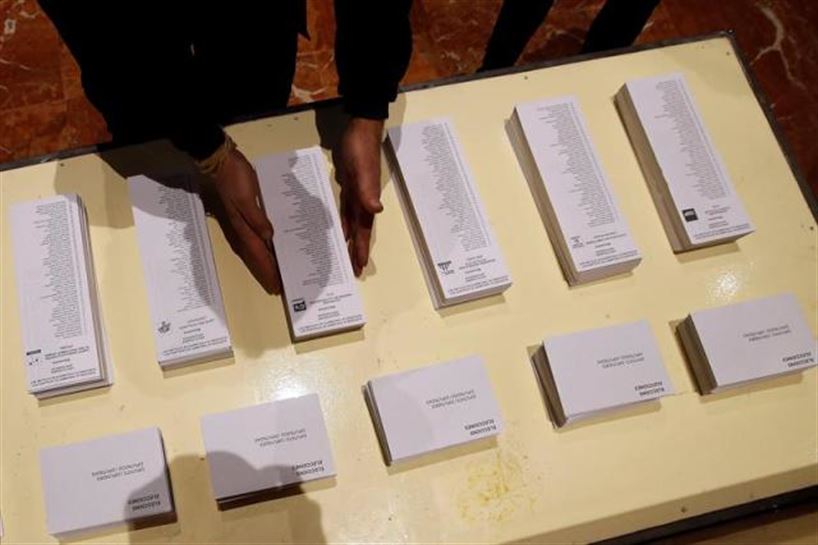 Un operario coloca papeletas electorales en el Ayuntamiento de Barcelona. Foto: EFE
