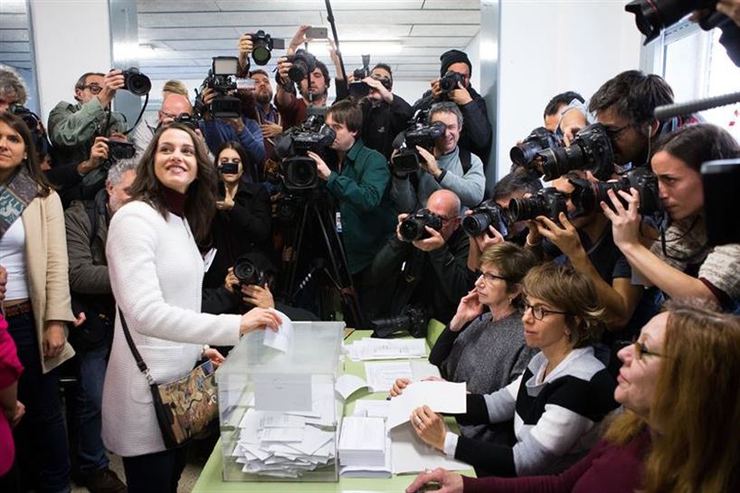 Inés Arrimadas vota hoy. Foto: Efe