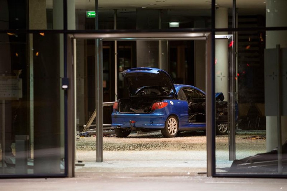 El coche ha impactado contra la sede del Partido Socialdemócrata alemán. Foto: EFE. 