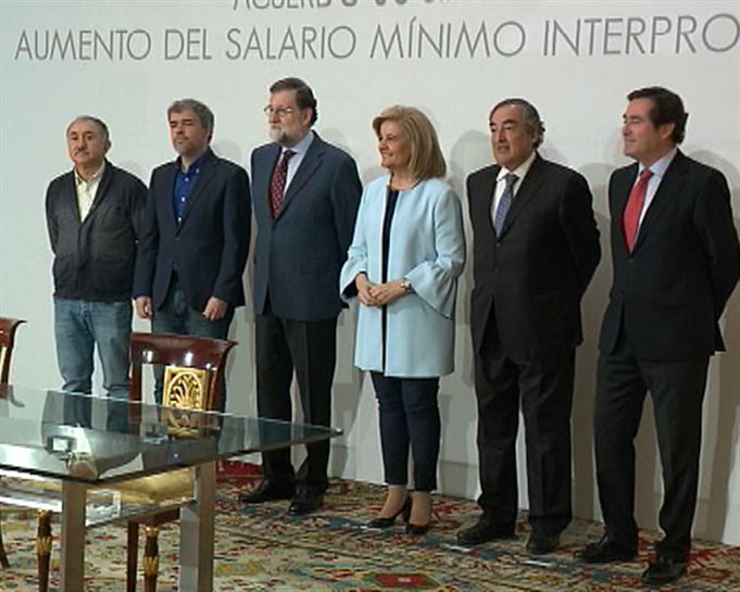Mariano Rajoy firma el acuerdo con los agentes sociales. Foto: EFE.