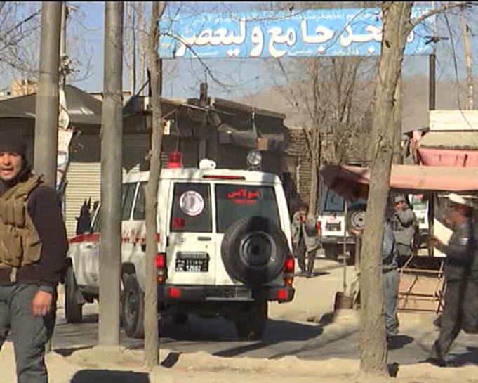 Gizon bat atsekabetuta Afganistango Kabulen izandako atentatuaren ostean. 