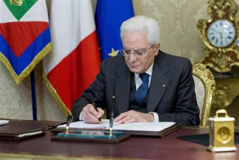 El presidente italiano, Sergio Mattarella, firmando el decreto en Roma.  Foto: EFE