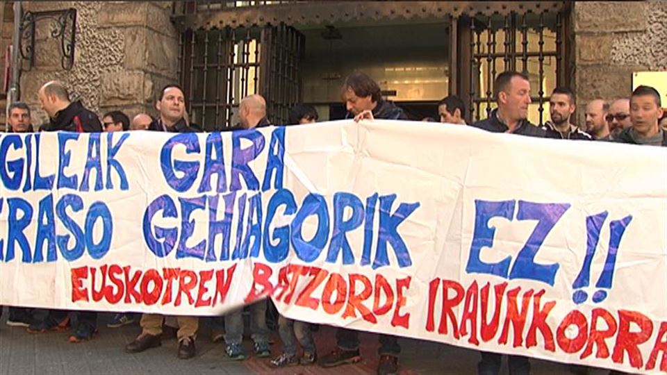 Concentración en Atxuri contra las agresiones a trabajadores de Euskotren. Foto: EiTB
