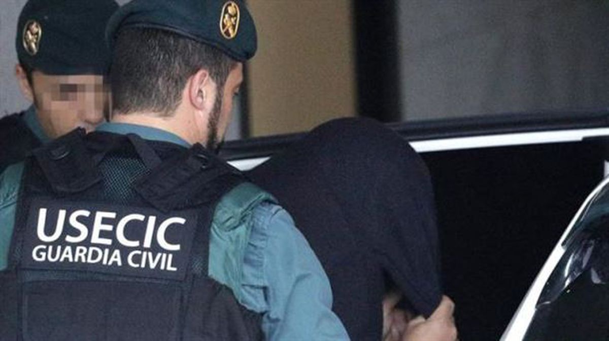 José Enrique Abuín Gey es trasladado por agentes de la Guardia Civil. Foto: EFE