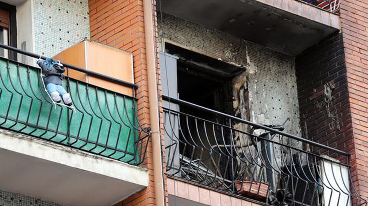Balcón de la vivienda afectada por una bengala en la Avenida Carlos VII de Portugalete. EFE