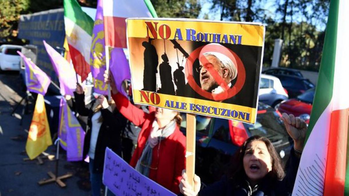 Protesta, Iranek Erroman duen enbaxadaren aurrean. Argazkia: Efe