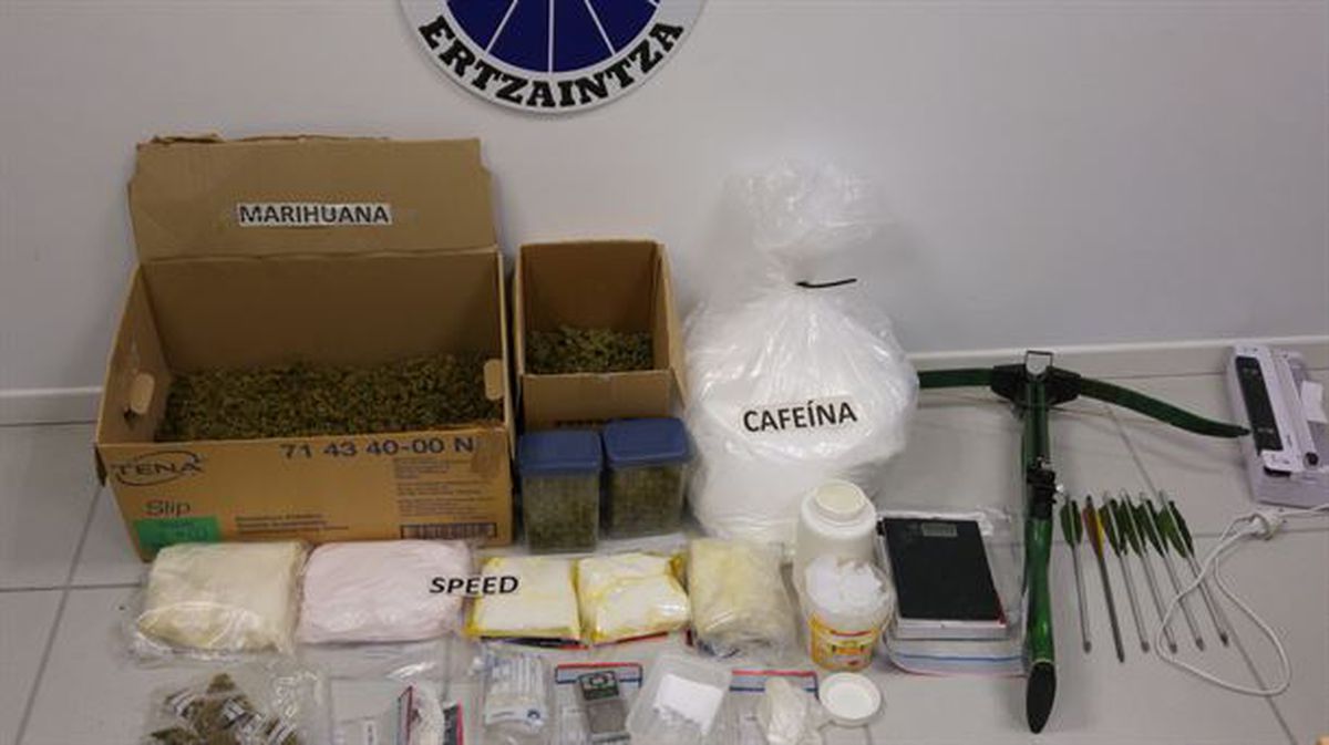 Utensilios, dinero y droga que se han incautado: speed, marihuana, hachís y cocaína.
