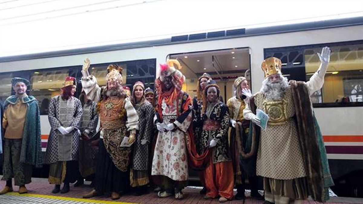 Los Reyes Magos saludan en Vitoria-Gasteiz a los niños que han ido a la estación a recivirlos.