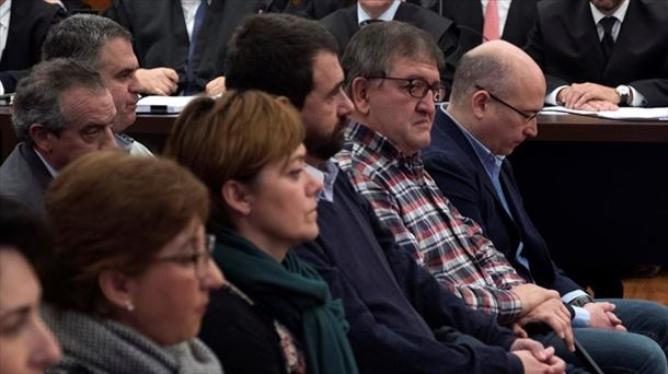 Defensa de los responsables del grupo catalán Riera en el caso "De Miguel"