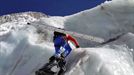 Alex Txikon, equipando la cascada de hielo de Khumbu