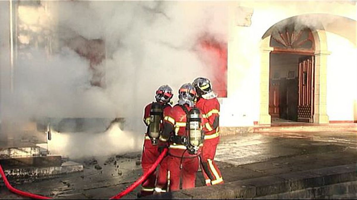 Incendio en la sede de Seaska en Kanbo. Franck Dolosor