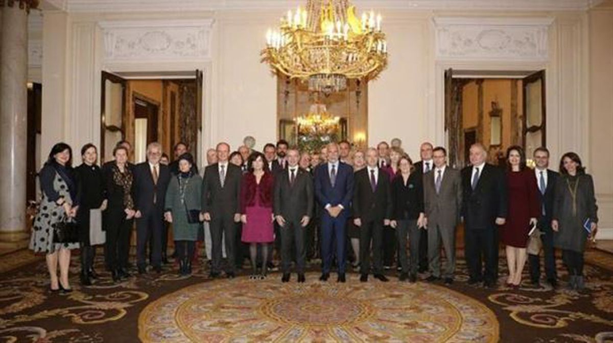 El lehendakari, Iñigo Urkullu, junto con los embajadores de la Unión Europea en Madrid. Foto: EFE