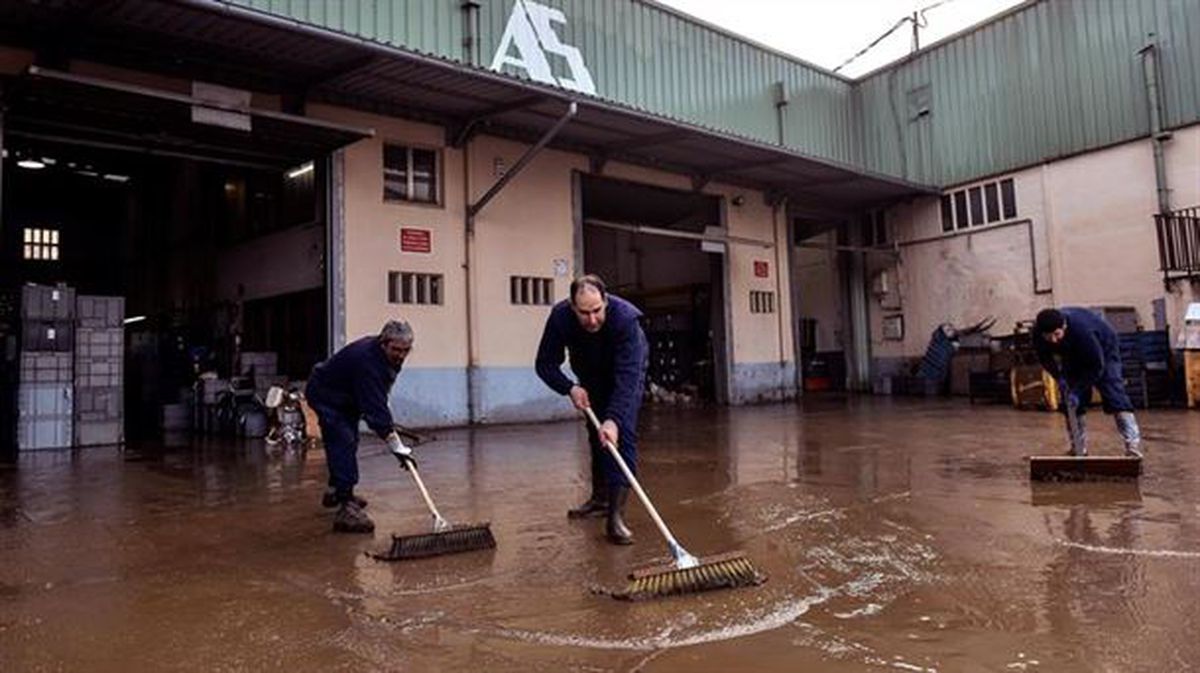 Tras las inundaciones, los vecinos de Muxika trabajan en labores de limpieza Foto: EFE