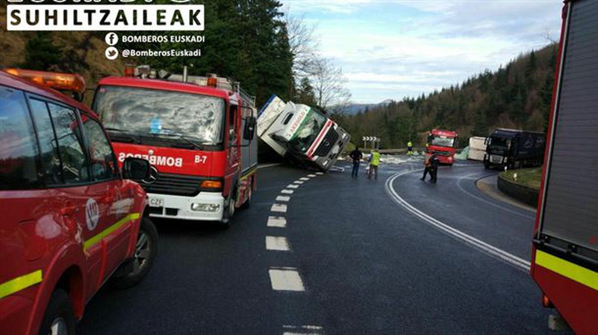 Dos camiones han chocado frontalmente en Barazar. Foto: Bomberos Euskadi 
