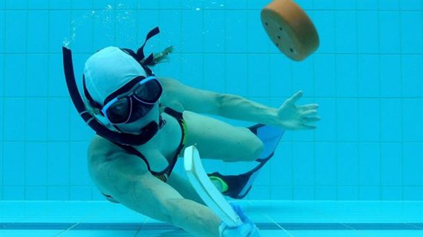 Un deporte colectivo bajo el agua en Gasteiz