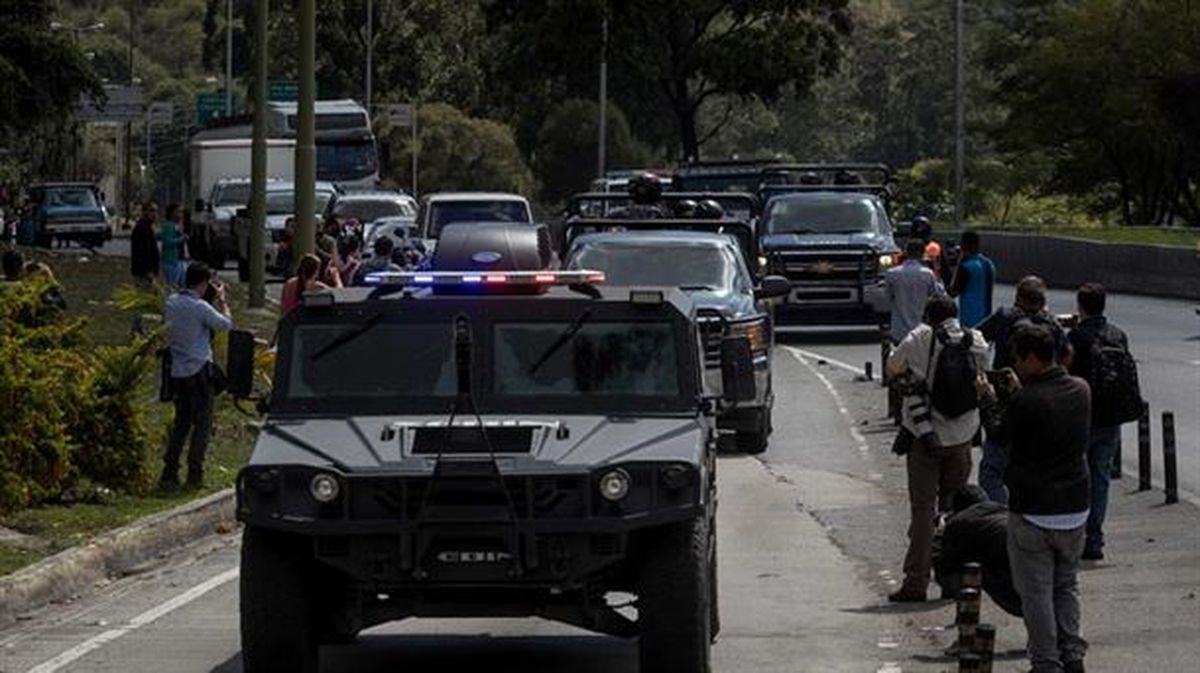 Policía movilizada en Caracas para detener a Óscar Pérez. Foto: EFE