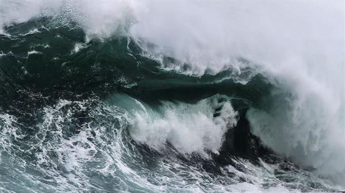 Grandes olas en San Sebastián. Foto: EFE