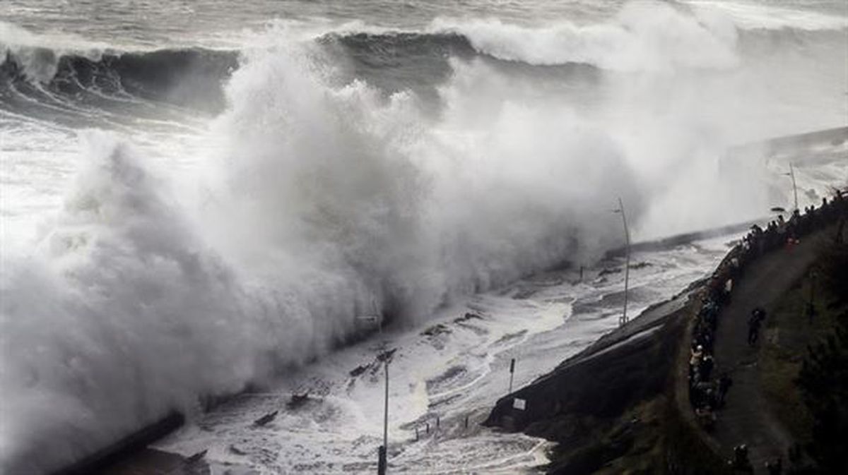Se esperan olas de hasta 3,5 metros. Foto de archivo: EFE