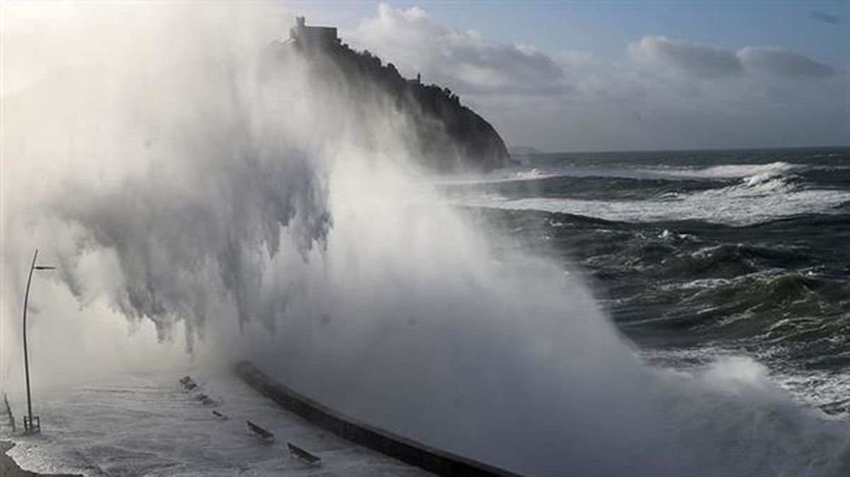El impacto de las olas en el Paseo Nuevo donostiarra. Foto de archivo: EFE
