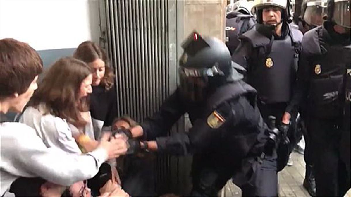 Espainiako Barne ministroak urriaren 1aren harira izandako polizia operazioaren berri eman du. EFE
