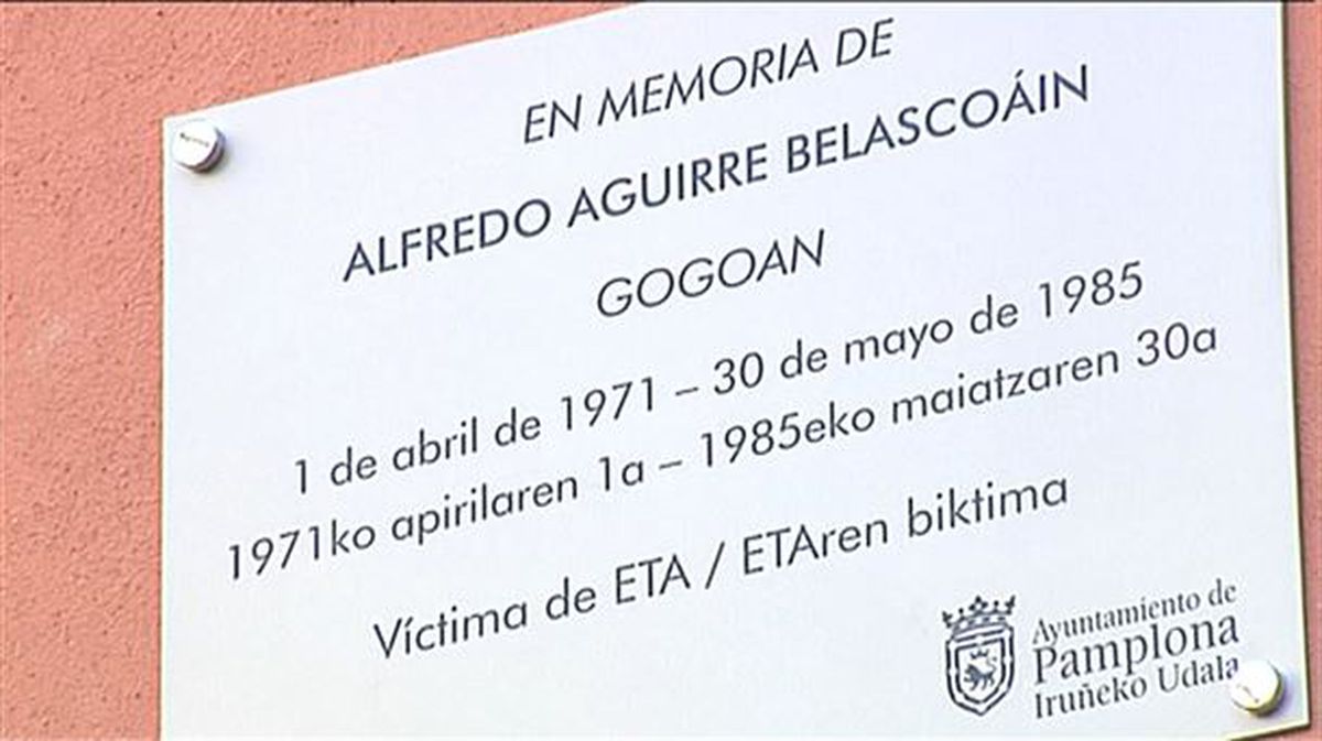 Imagen de una de las dos placas que ha sido colocada en Pamplona. Foto: EiTB. 