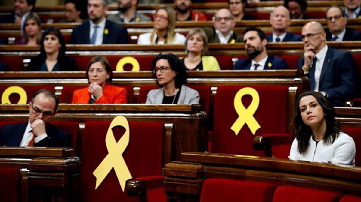 Lazos amarillos en el Parlament en recuerdo de los diputados encarcelados o en Bruselas. Foto: EFE