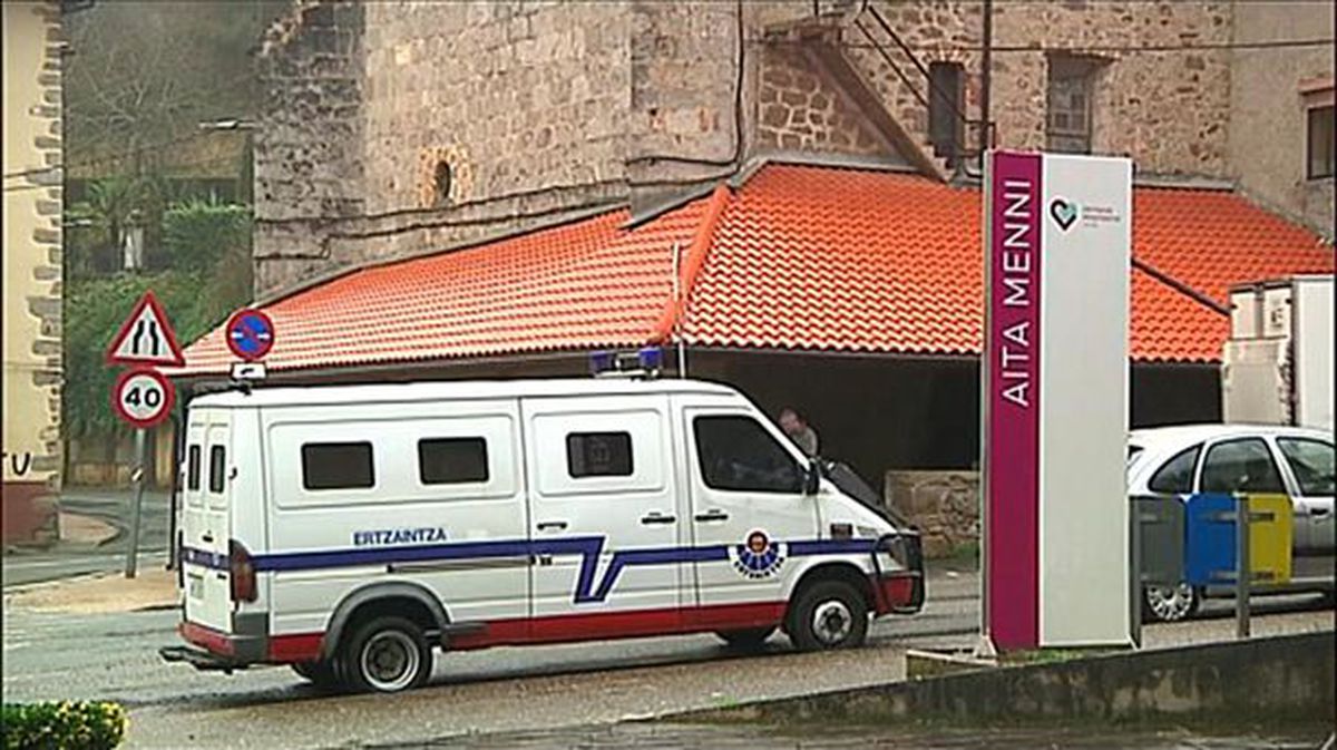 Una furgoneta de la Ertzaintza frente al hospital Aita Menni.