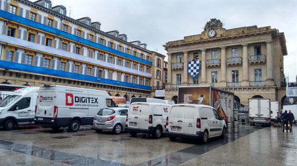 Donostia y su plaza de la Constitución se preparan para la tamborrada
