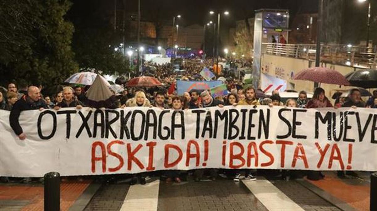 Captura de pantalla de una concentración en Otxarkoaga (Bilbao) tras el crimen. Imagen: EiTB