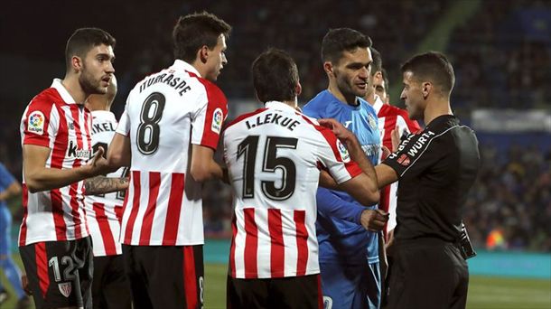 Los jugadores del Athletic protestaron la señalización del segundo penalti en contra. Foto: EFE