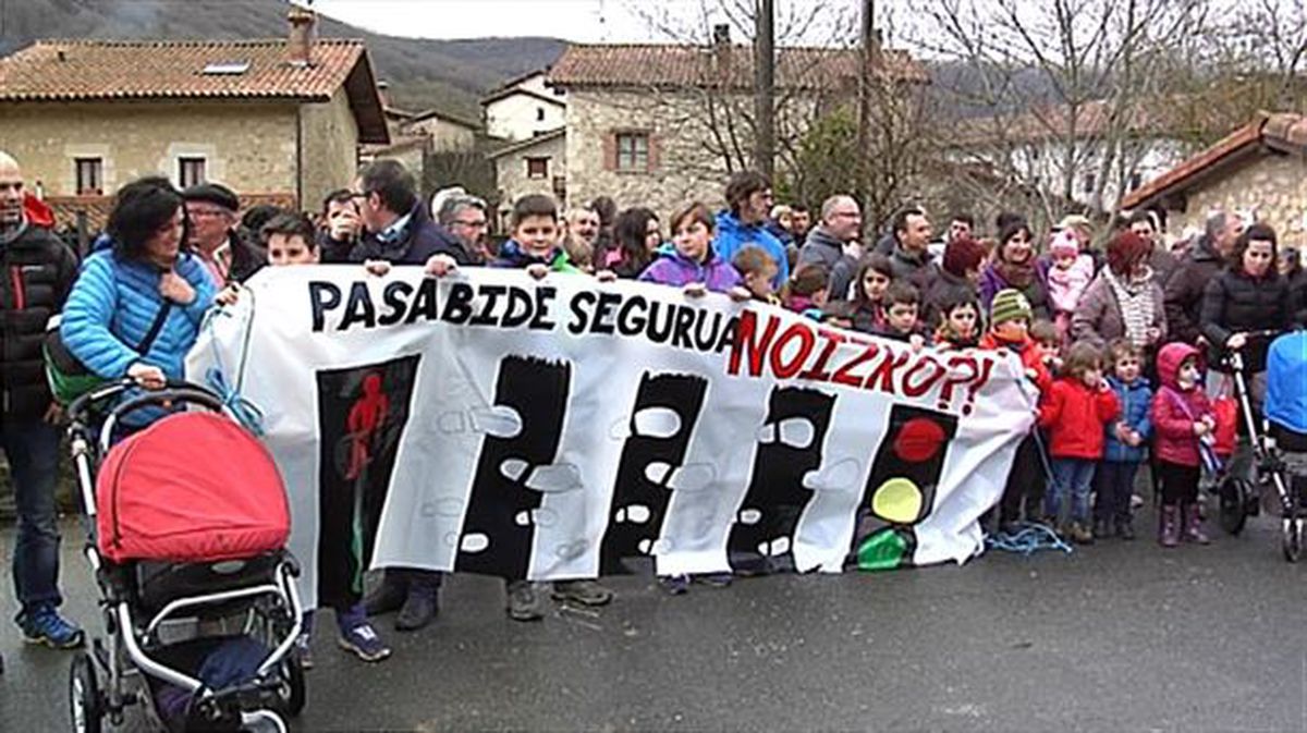 Protesta de los vecinos de Azazeta, en Álava. EiTB