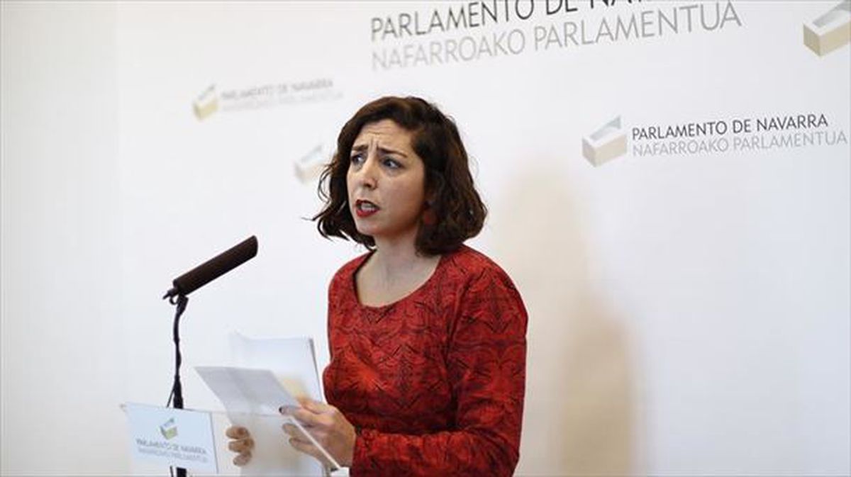 Laura Pérez durante su comparecencia en el Parlamento de Navarra. Foto: EFE