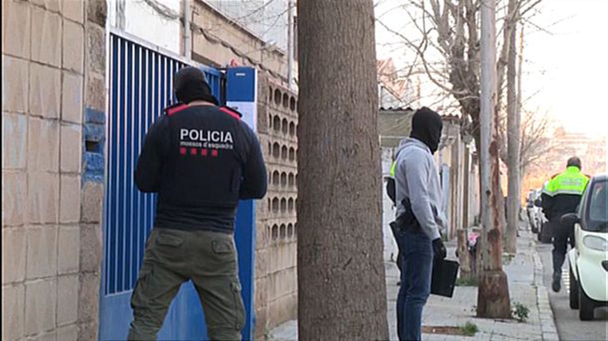 La Guardia Civil ha entrado en las sedes de ANC y Òmnium. Captura de un vídeo enviado por Agencias. 