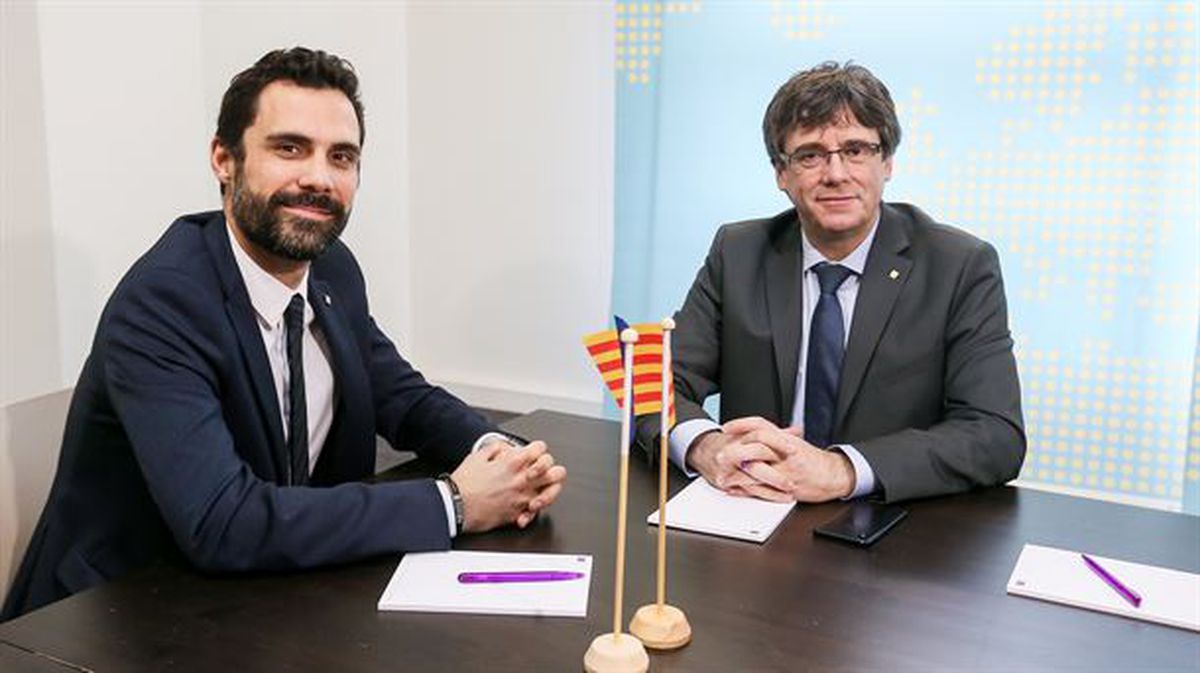 Roger Torrent Kataluniako Parlamentuko presidentea eta Carles Puigdemont presidentegaia. EFE
