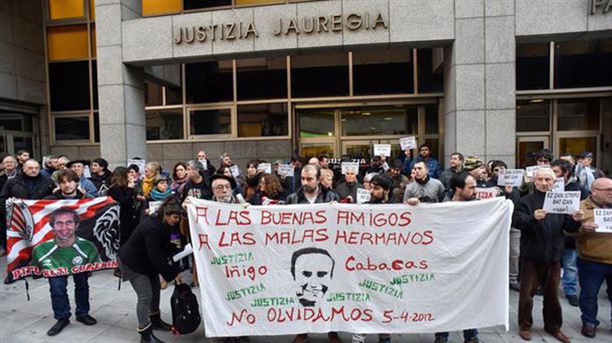 Concentración de familia y amigos de Iñigo Cabacas ante el Palacio de Justicia. Foto de archivo: EFE