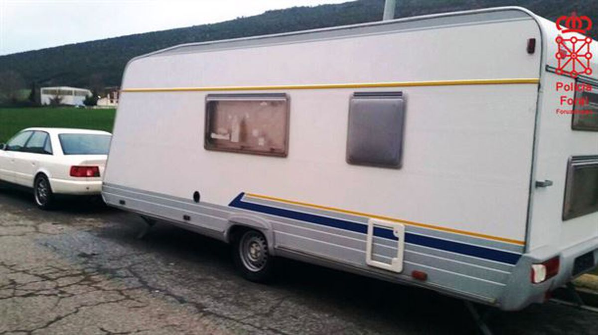 El turismo y la caravana llevaban matrículas falsas. Foto: Policía Foral de Navarra. 