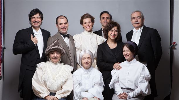 Garbi Losada, rodeada del equipo de actores de la obra