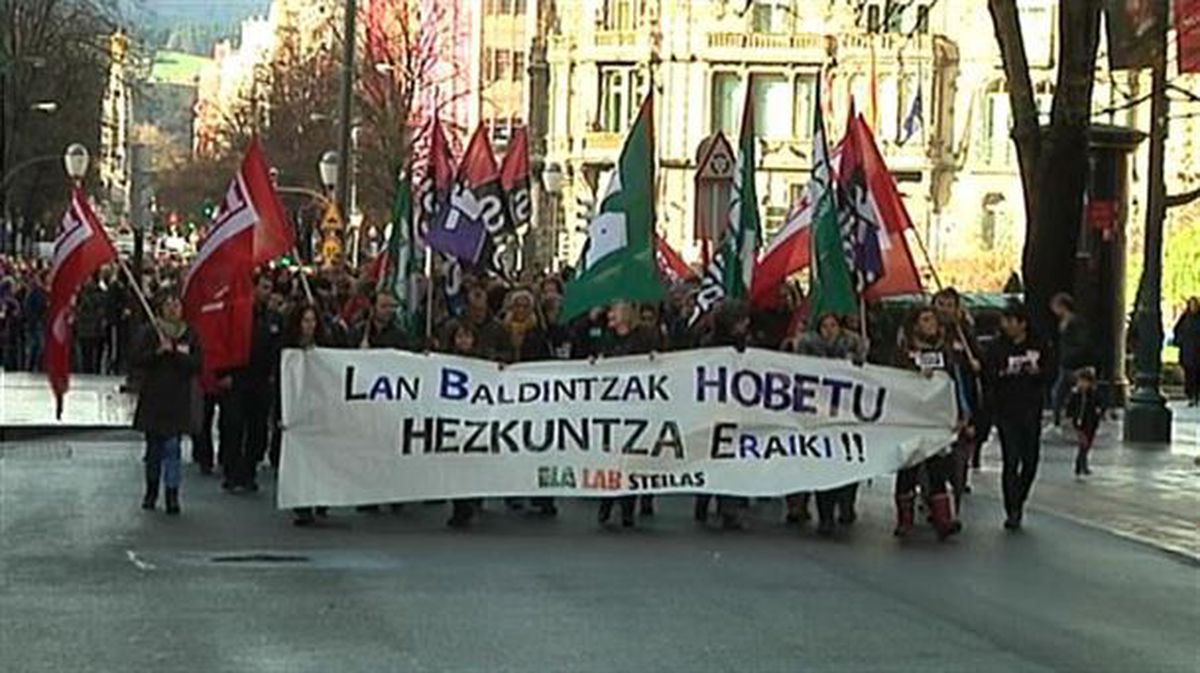 Captura de pantalla de una movilización de los sindicatos de Educación. Imagen de archivo: EiTB