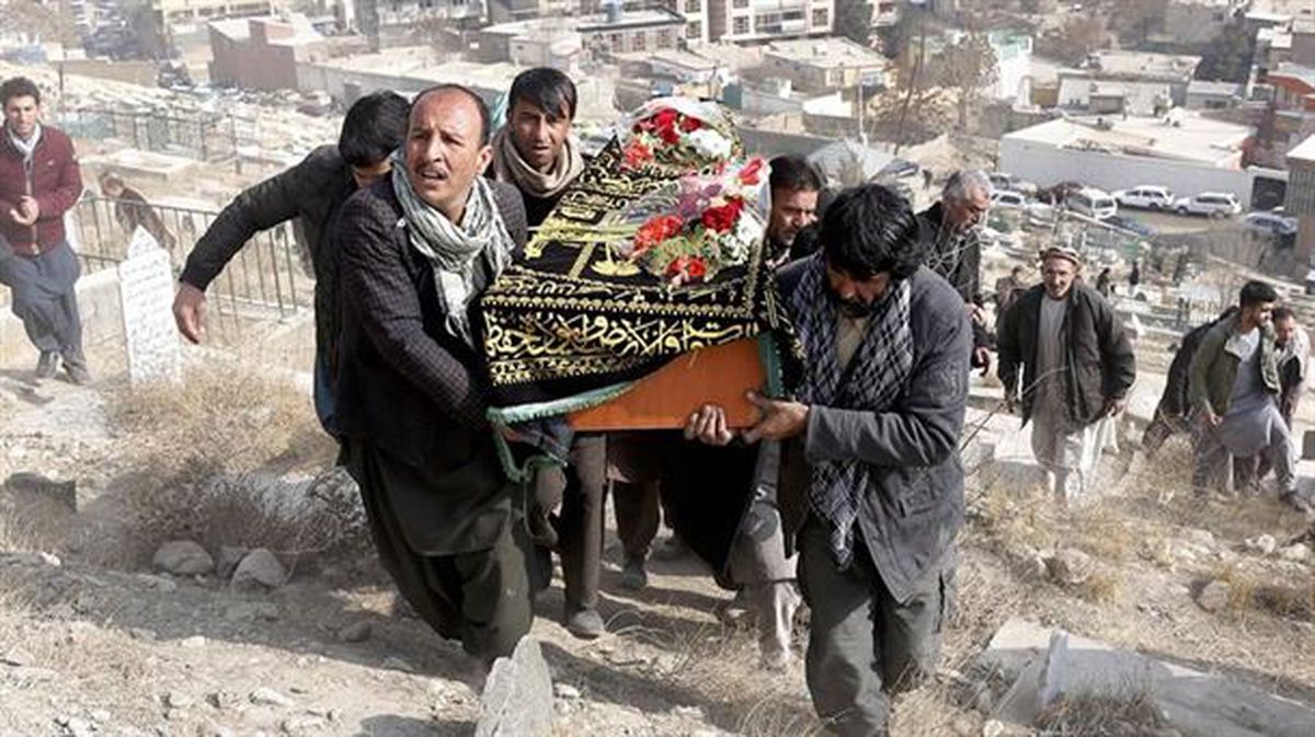 Los afganos entierran hoy a sus muertos. Jornada de luto en Kabul. Foto: EFE