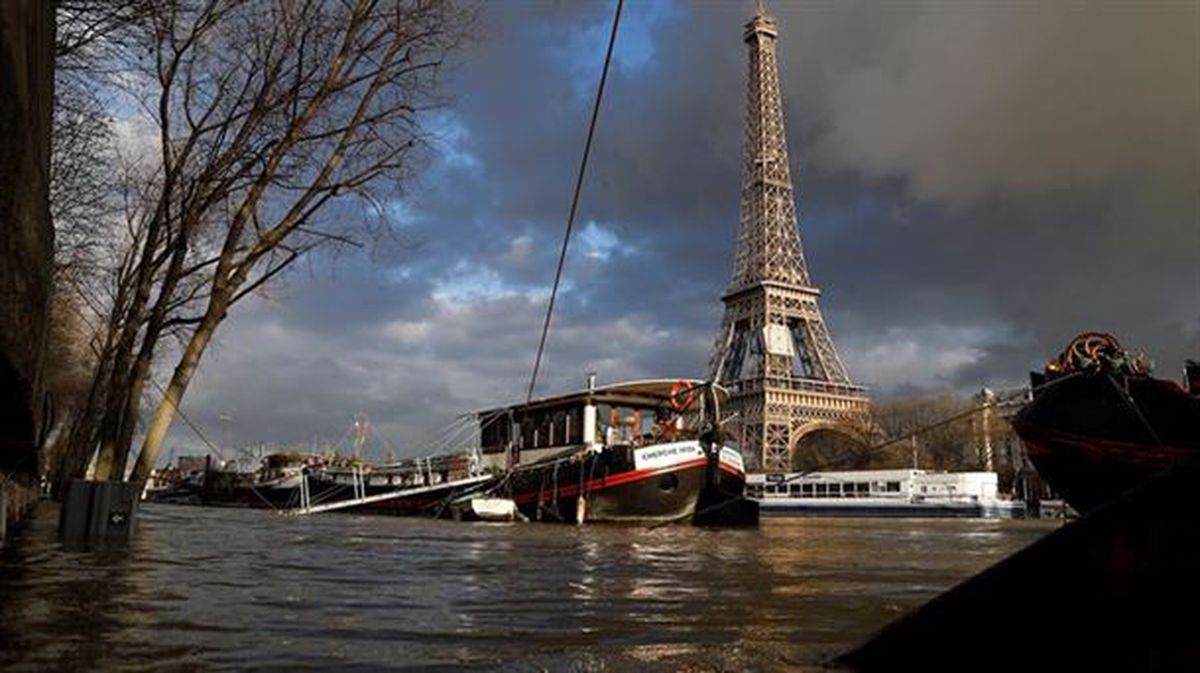 París, con el río Sena crecido. EFE