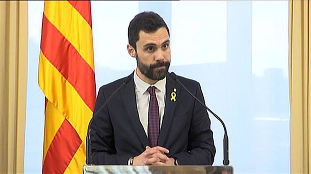 Torrentek Puigdemonten hautagaitzari eutsi dio baina inbestidura saioa atzeratu du