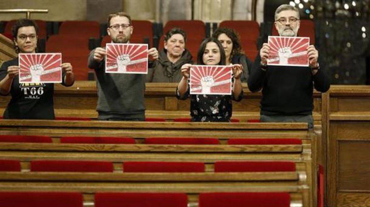 Diputados de la CUP en el Parlament. María Sirvent, la segunda por la derecha. Foto de archivo: EFE