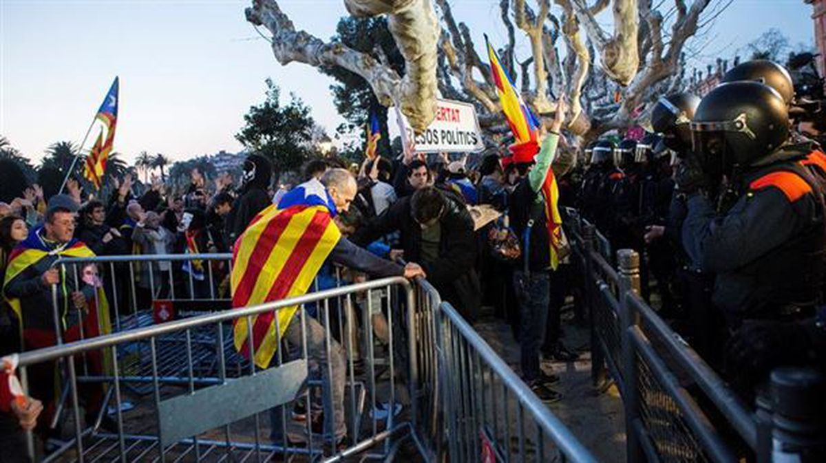 Manifestariak Kataluniako Parlamentuan. EFE