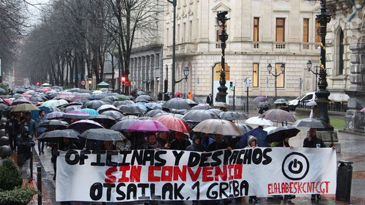 Bizkaiko bulegoetako langileek manifestazioa egin dute Bilbon. Argazkia: Ecuador Etxea